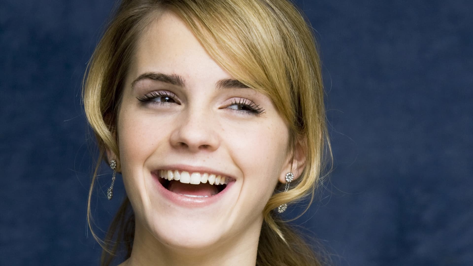 emma-watson-smile-pics-images-42442536 - REWIND.sk - Filmy, Seriály