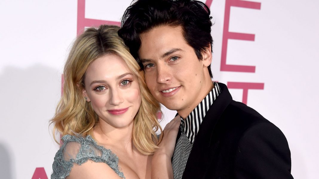 Cole Sprouse a Lili Reinhart z Riverdale-u sa rozišli! Čo sa stalo?