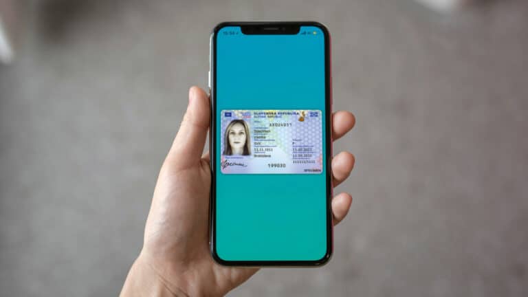 Digitálny preukaz v mobile by mohol vyzerať aj takto, napríklad integrovaný do aplikácie Slovensko v mobile či inej vyhradenej. (foto: Coinview App @unsplash.com)